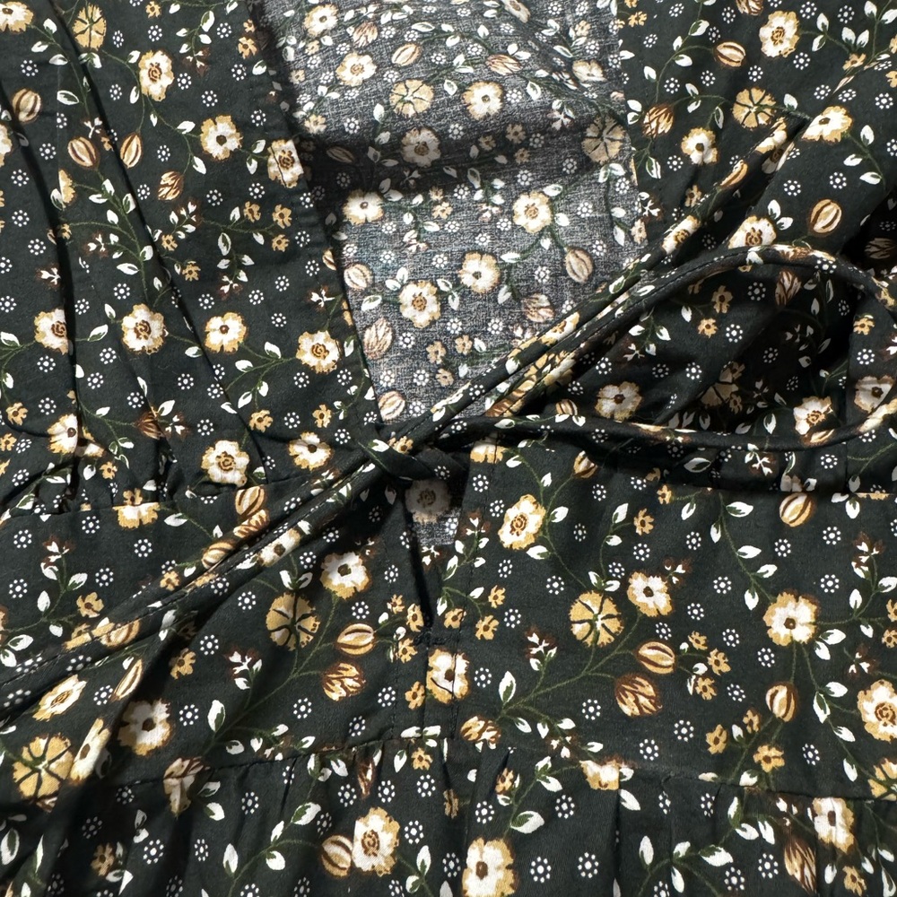 H&M V neck poplin Black Dress with White and Yellow Floral Pattern - Picture 7 of 10